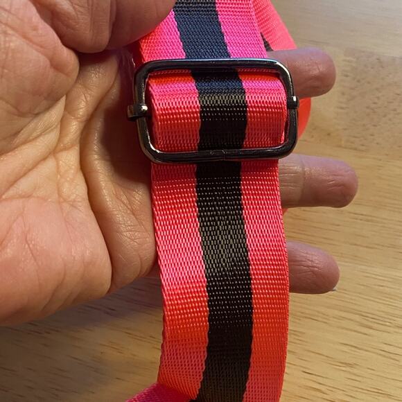 HAUTE SHORE Camouflage Crossbody Bag with Pink Stripes - Picture 7 of 9